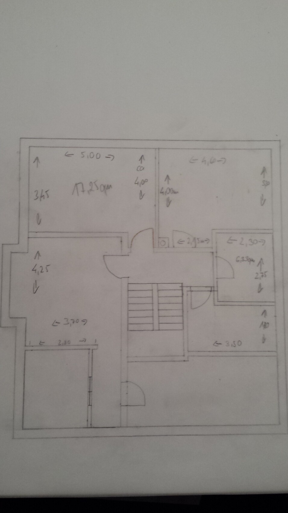 Handgezeichnete Grundriss-Skizze eines Hauses mit Zimmern, Türen und Treppe