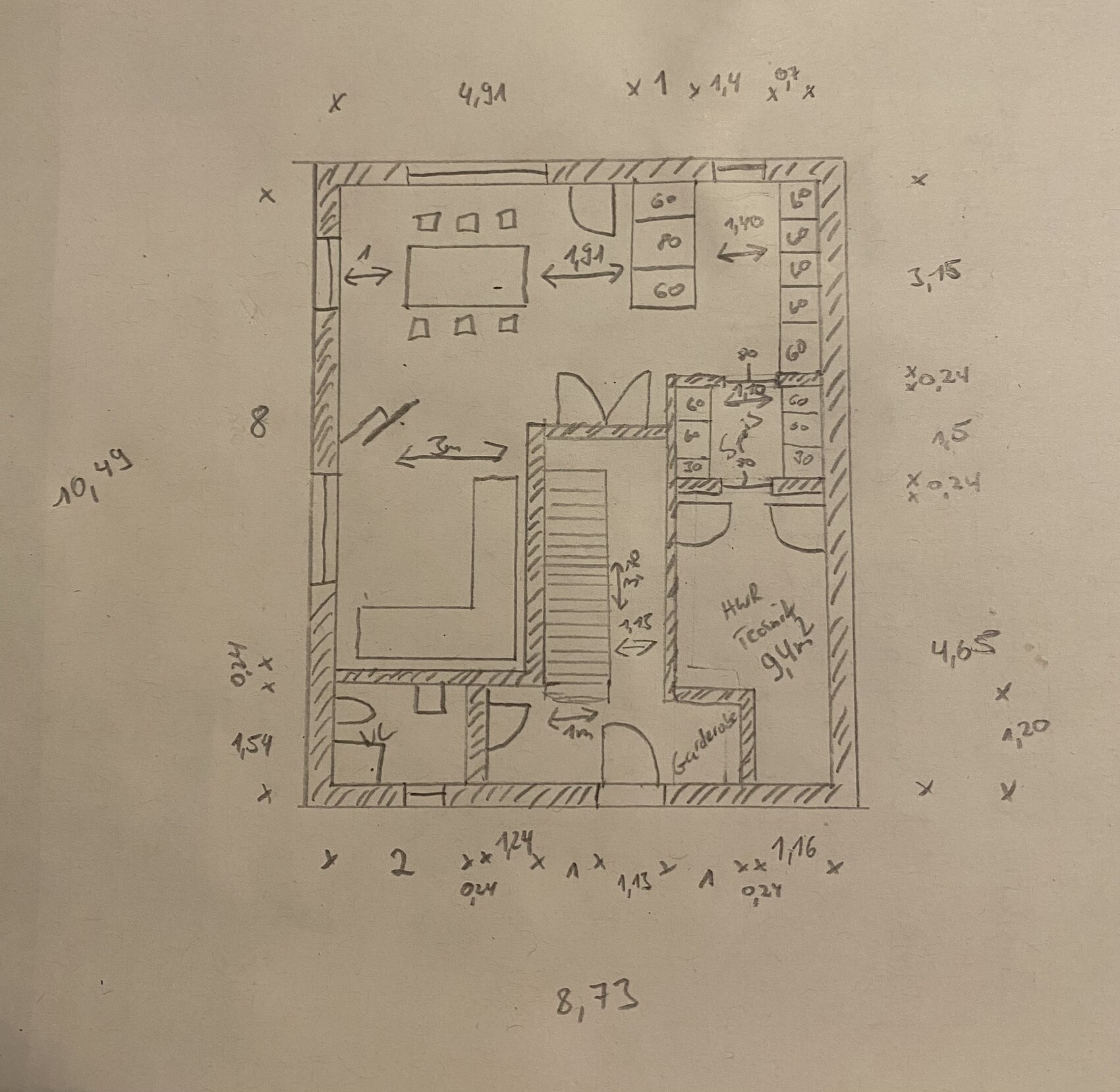 Handgezeichneter Grundriss eines Raums mit Möbeln, Türen, Treppe und Maßangaben.