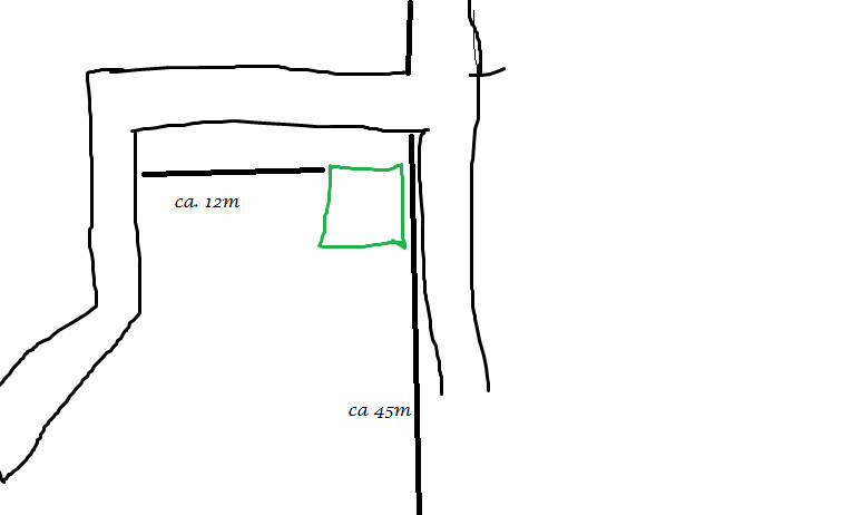 Grundriss-Skizze: linker Gang, grünes Quadrat an rechter Wand; Maße ca. 12 m horizontal, ca. 45 m vertical.