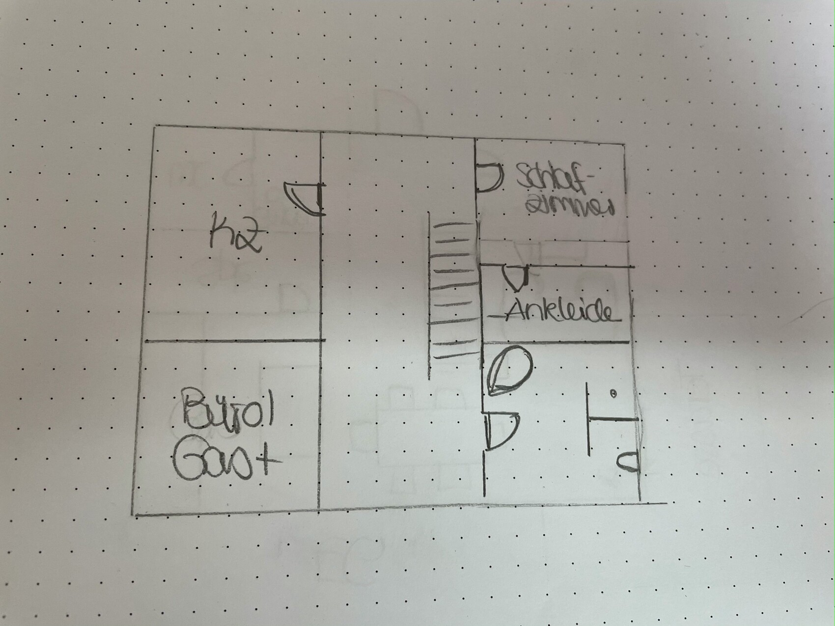 Handgezeichneter Grundriss: zentrale Treppe, rechts Schlafzimmer mit Ankleide, links Zimmer
