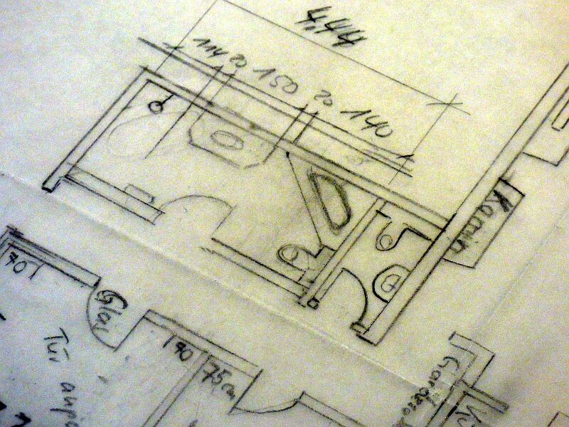 Handgezeichnete Grundriss-Skizze eines Wohnhauses mit Türen und Räumen
