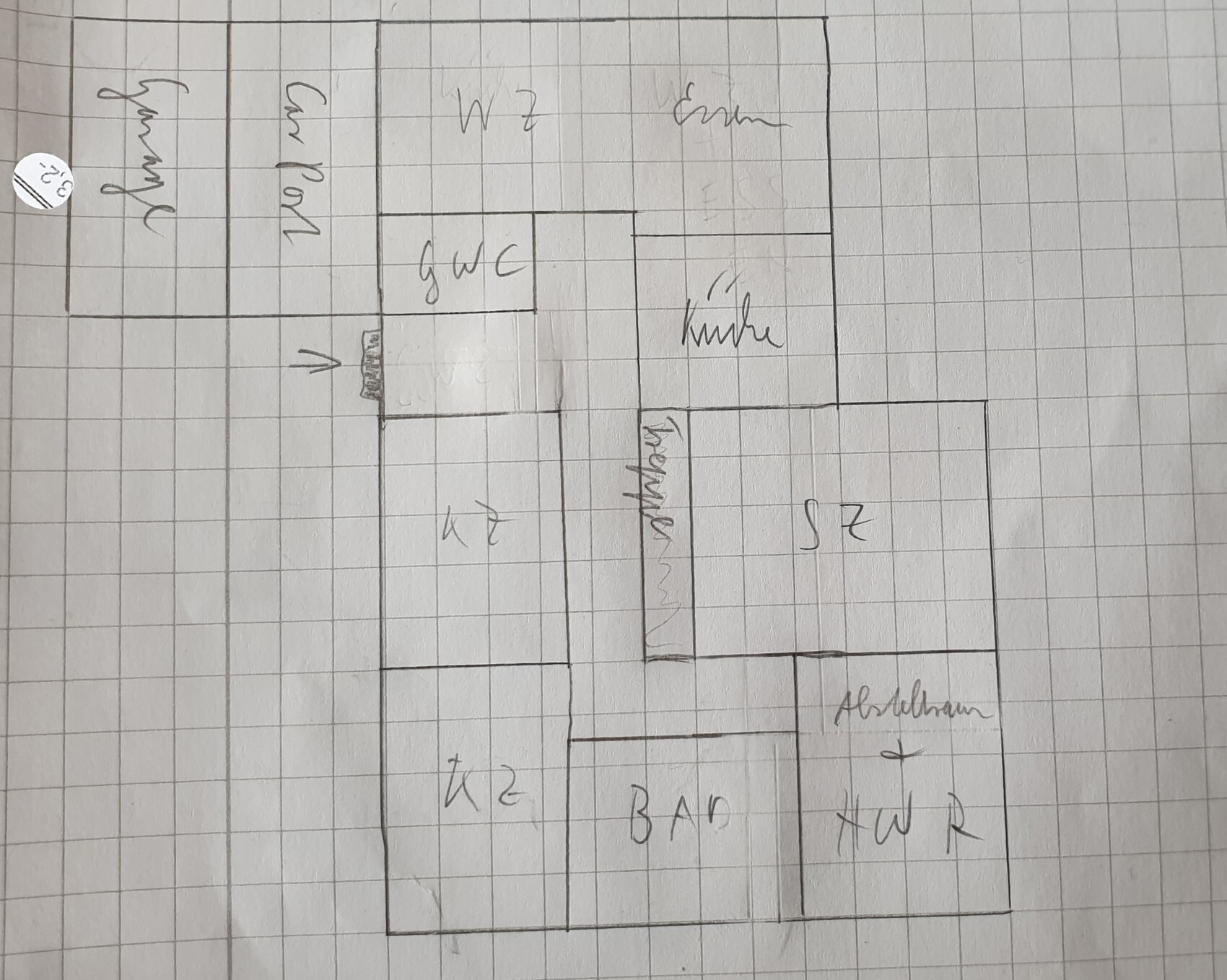 Handgezeichneter Grundriss eines Hauses mit mehreren Zimmern, Flur, Küche, Bad und Abstellraum.