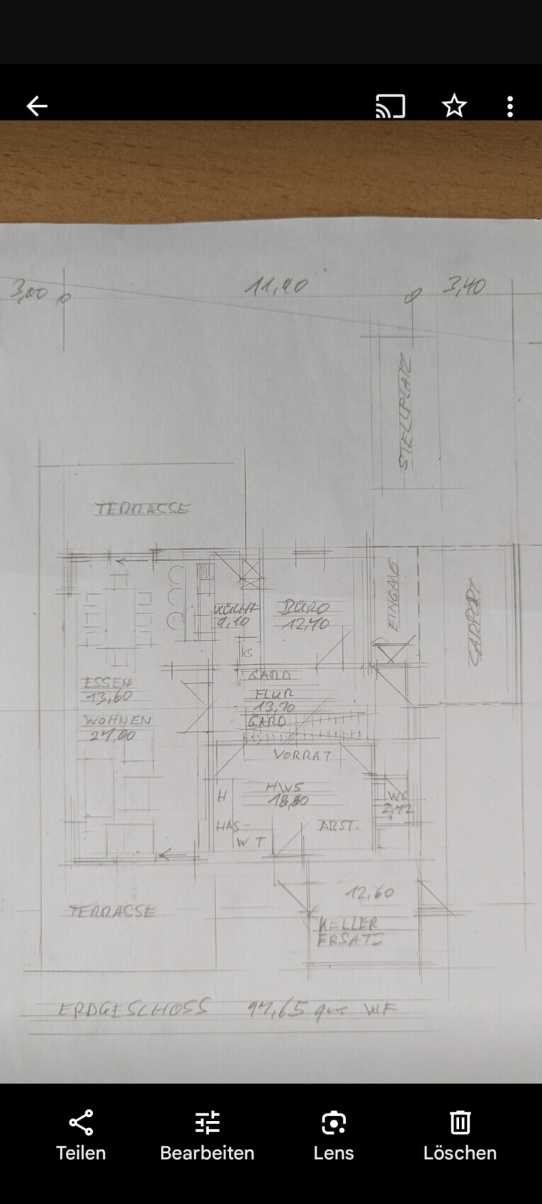 Skizze eines Erdgeschoss-Grundrisses mit Terrassen, Küche, Essen, Wohnen und Vorrat.