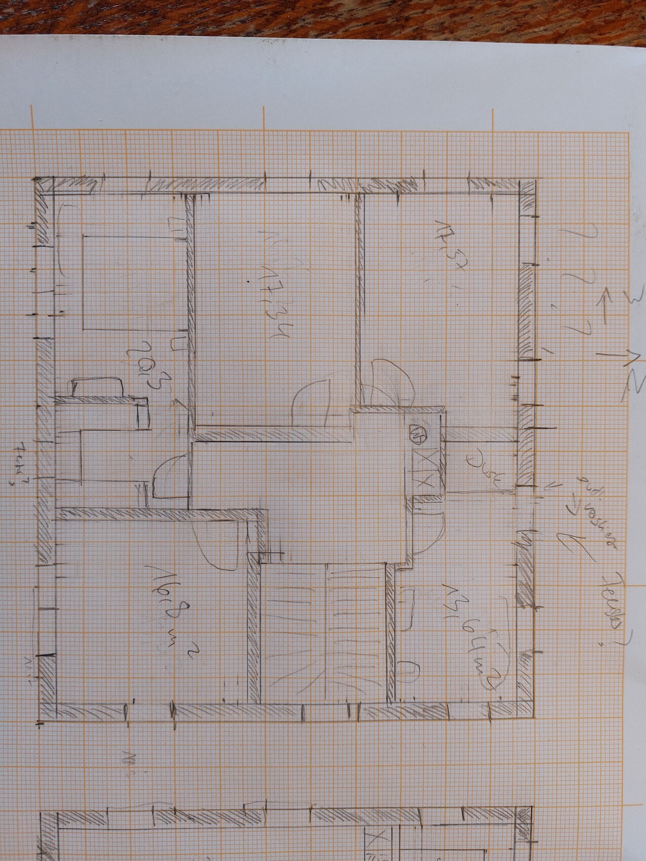 Handgezeichnter Grundriss eines Gebäudes auf Graphpapier: mehrere Räume, Türen und Wände.