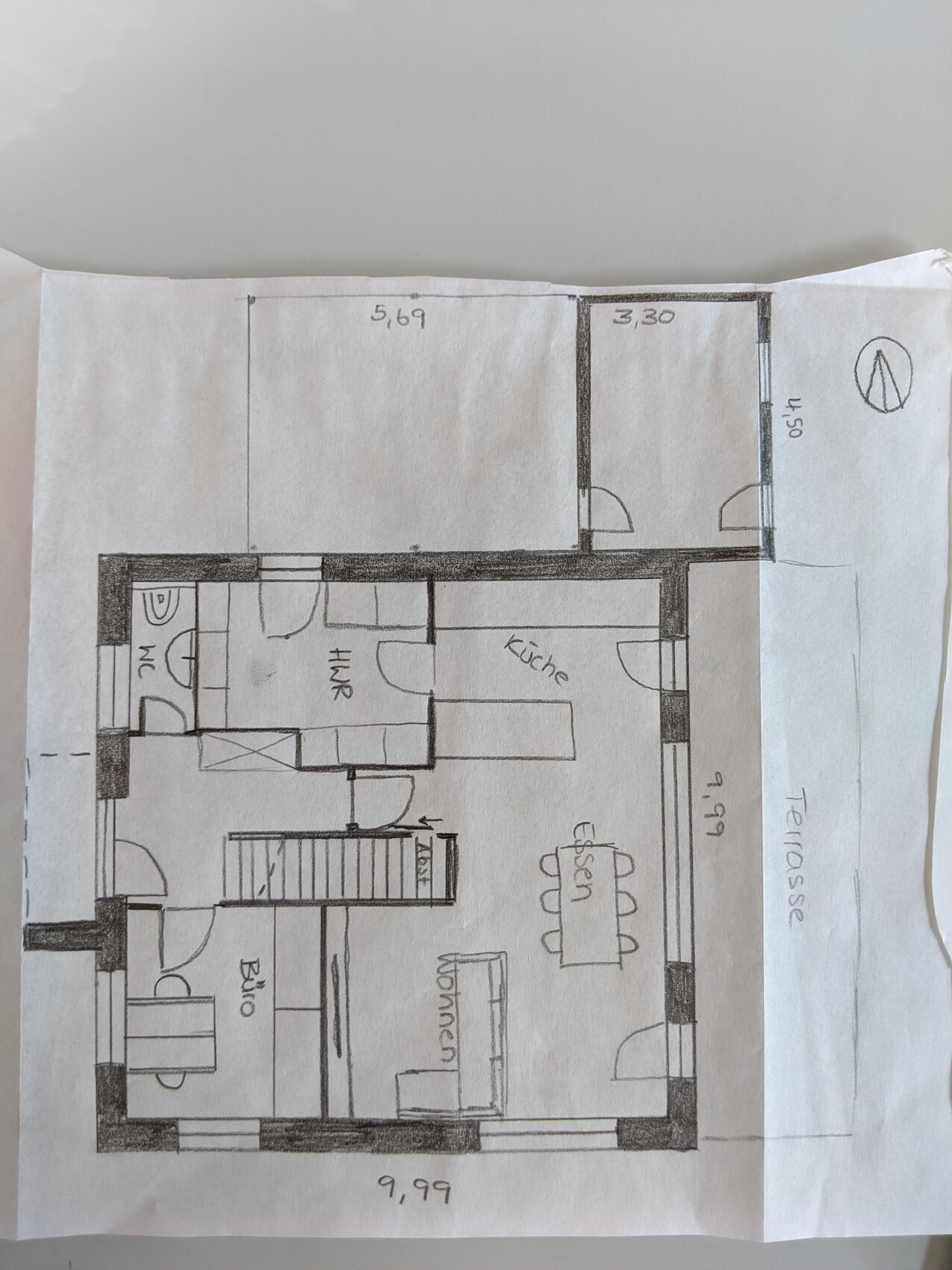 Handgezeichnete Grundriss-Skizze eines Hauses mit Küche, Esszimmer, Wohnzimmer und Bad.