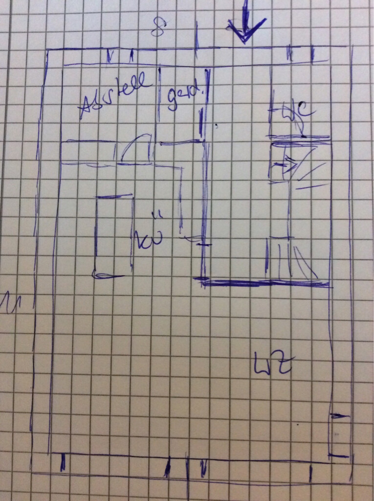 Skizze eines Grundrisses mit mehreren Zimmern, Türen und Beschriftungen.