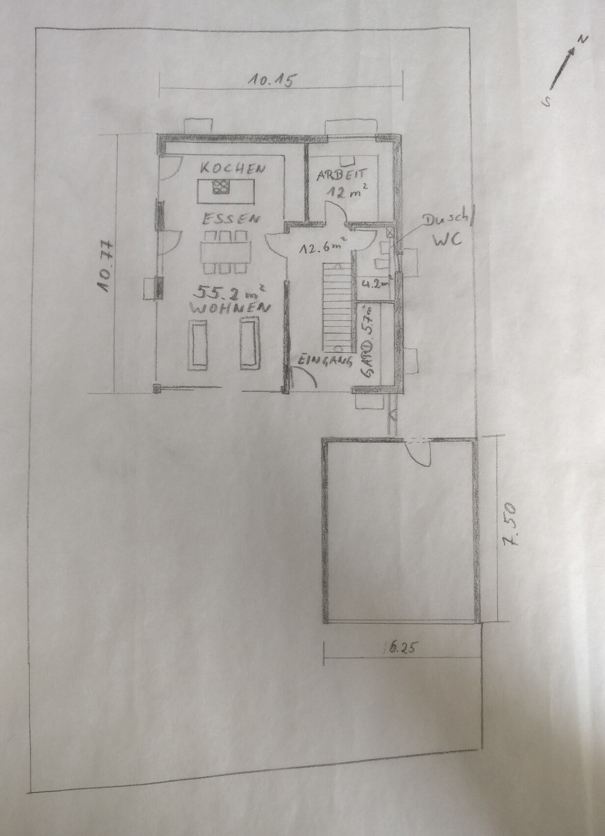 Grundriss eines Hauses: Küche, Essen, Wohnen, Arbeitszimmer, Eingangsbereich, Treppe, Dusche/WC.