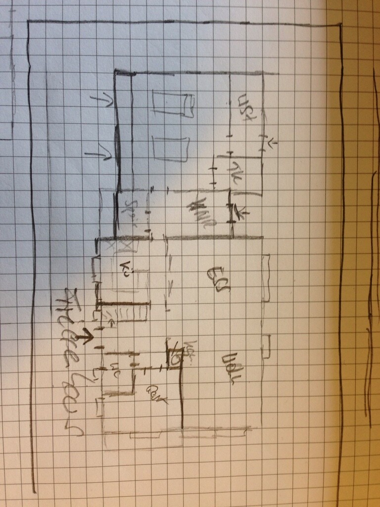 Skizzenhafter Grundriss eines Hauses auf kariertem Papier mit Räumen wie Wohnzimmer, Küche und Flur.