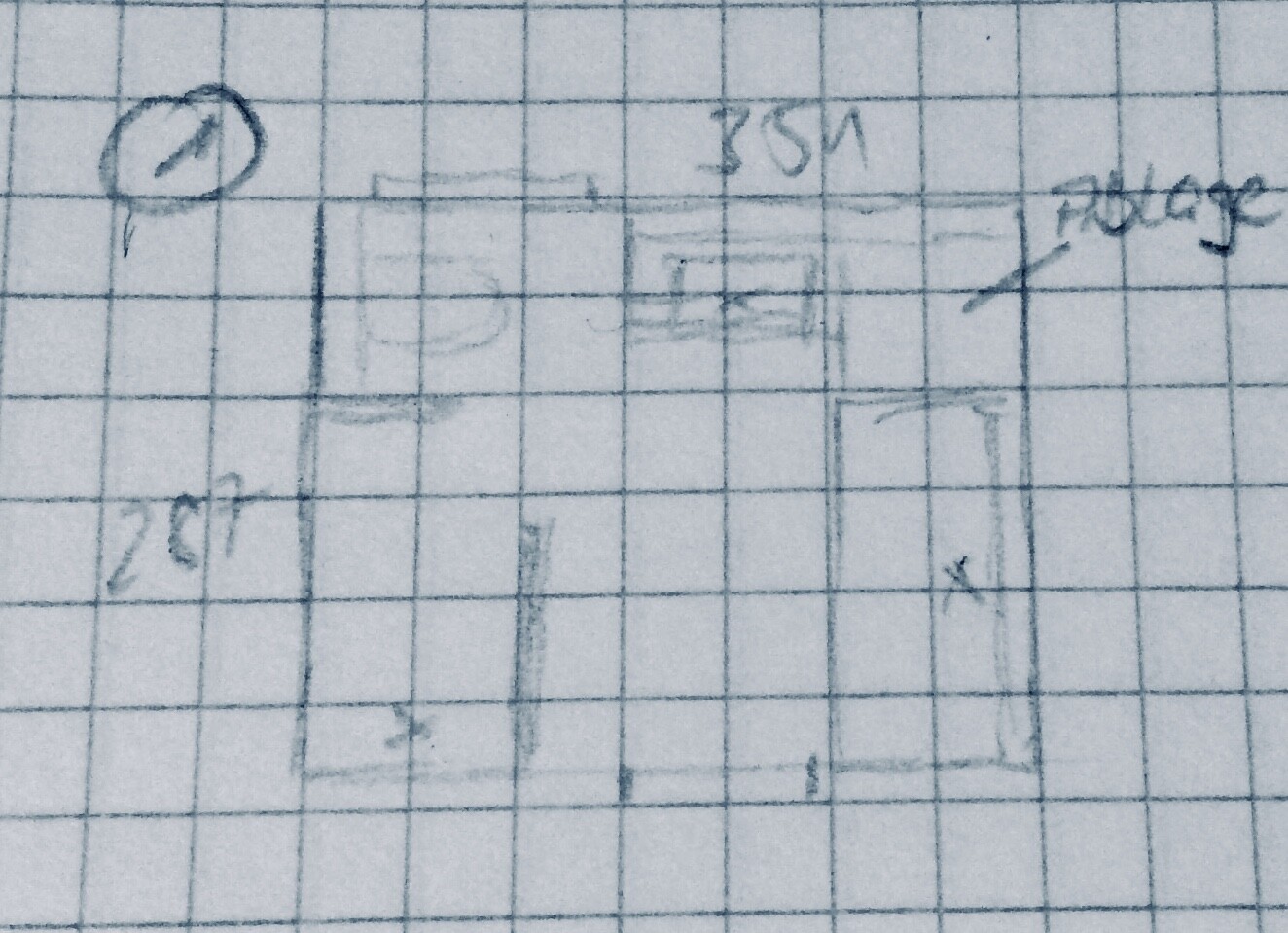 Handgezeichnete Grundriss-Skizze auf kariertem Papier mit Raumaufteilung
