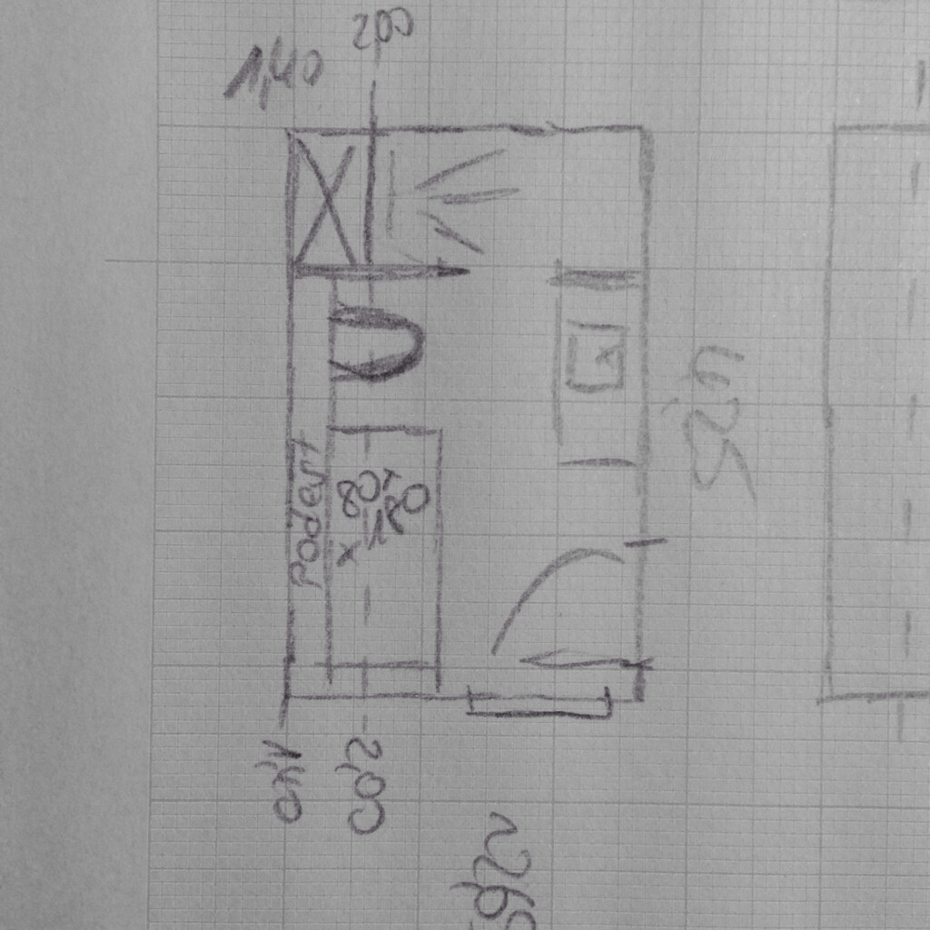 Handgezeichnete Grundrissskizze eines Innenraums mit Raumanordnung und Türen auf kariertem Papier.