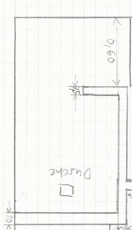 Handgezeichneter Grundriss eines Raums mit Nische und Maßlinien.