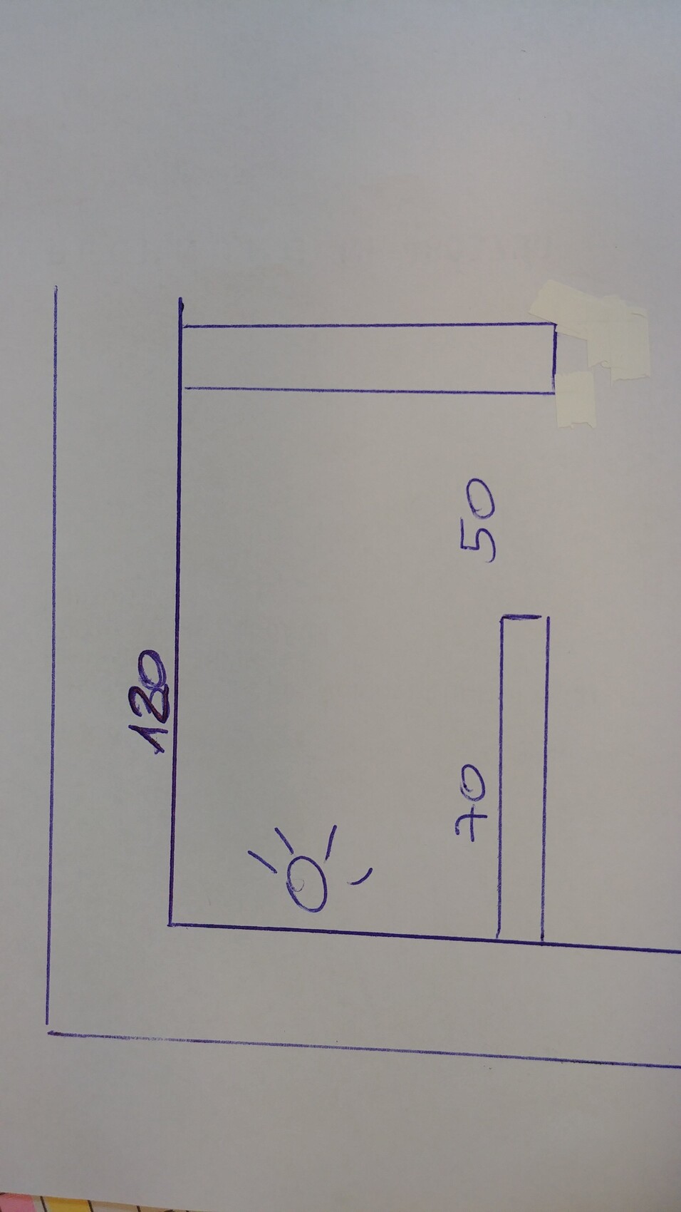 Grundriss eines rechteckigen Raums mit Maßen 128, 50, 70; Sonnensymbol.