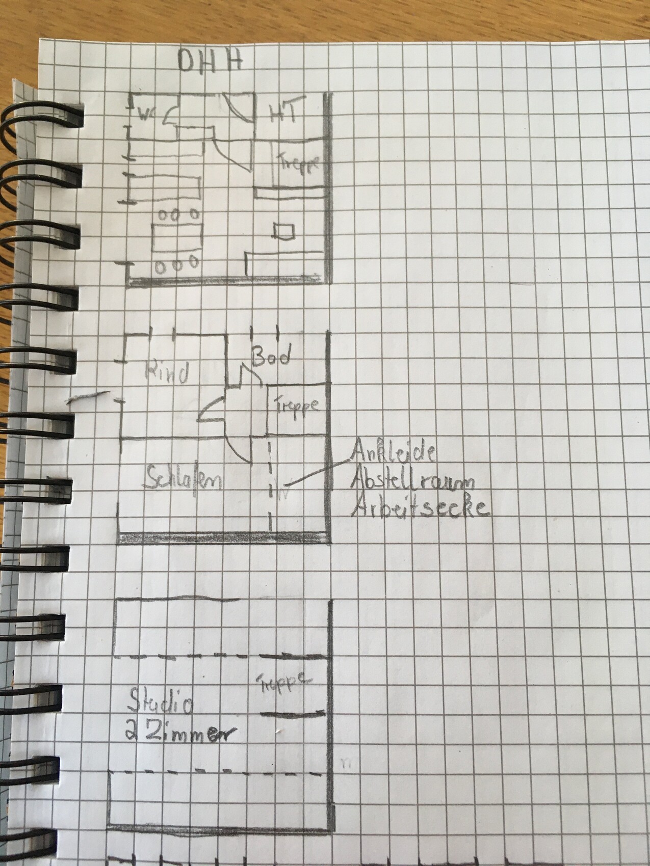 Handgezeichnete Grundriss-Skizze eines Wohnhauses mit Schlafzimmer, Küche und Bad