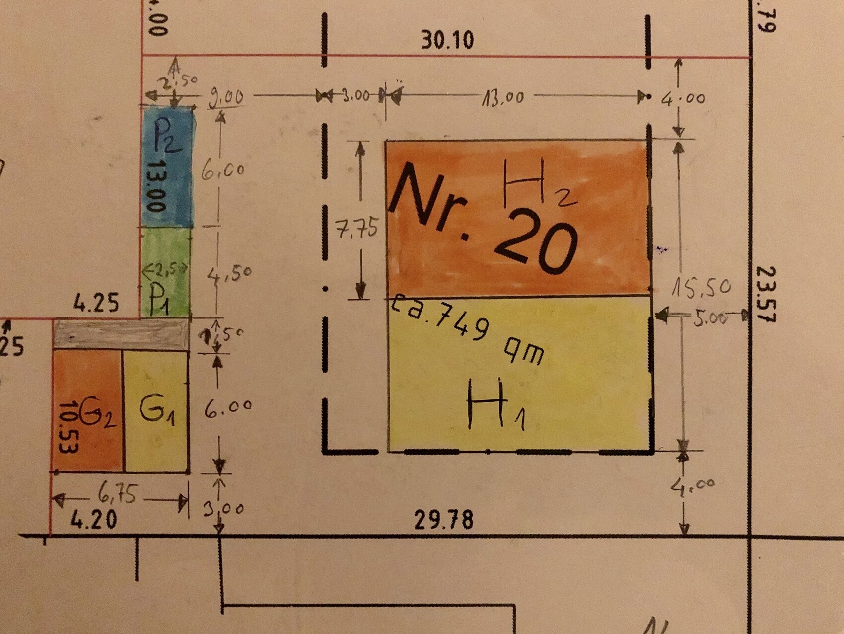 Grundriss eines Bauplans: Orangefarbener Raum Nr. 20 neben gelbem Raum H1 mit Maßangaben.
