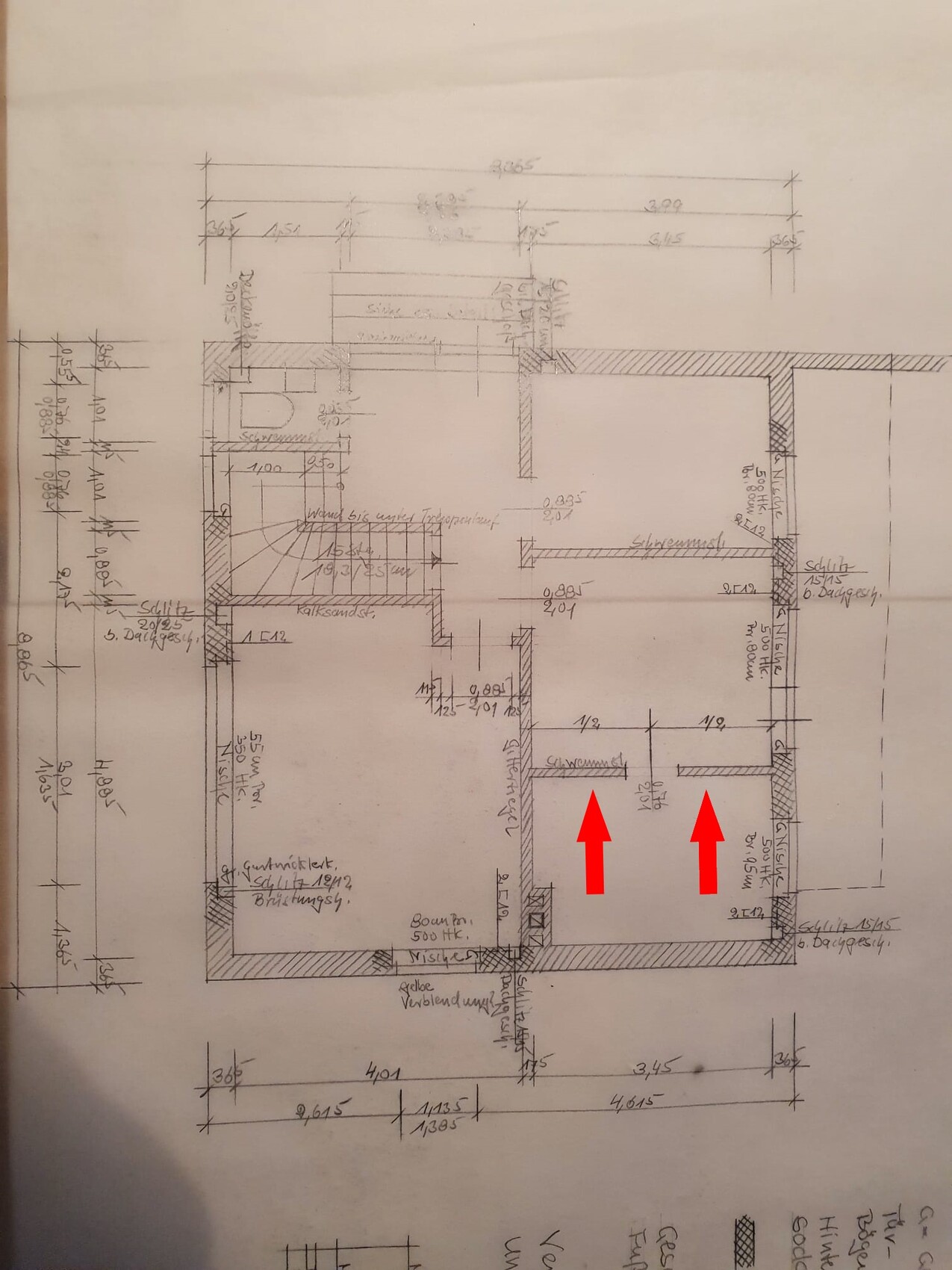Handgezeichneter Grundriss mit Maßlinien; zwei rote Pfeile markieren einen Bereich.