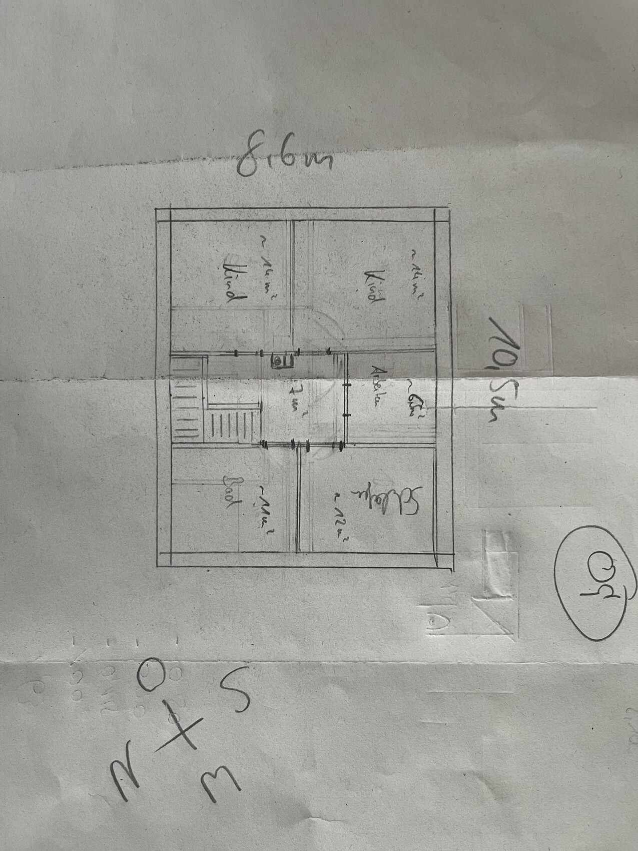 Handgezeichneter Grundriss mit mehreren Zimmern, Treppenhaus links, zentraler Flur.