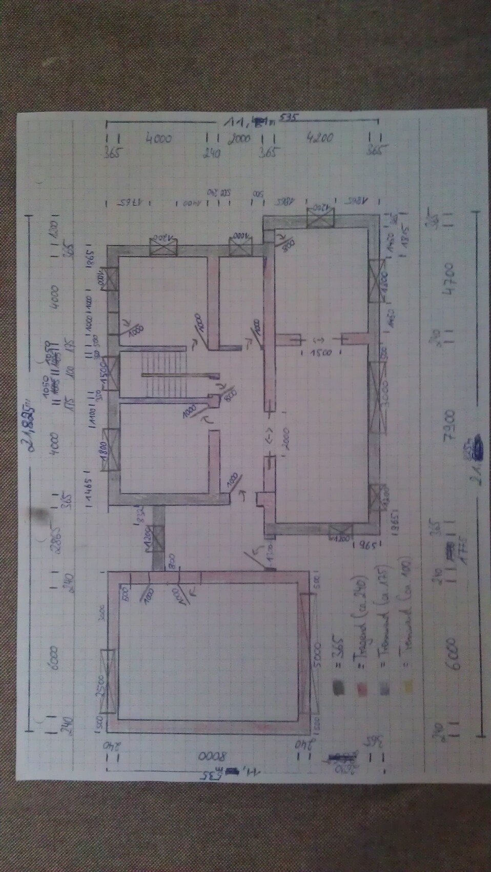 Handgezeichneter Grundriss eines Hauses mit mehreren Räumen und Maßen