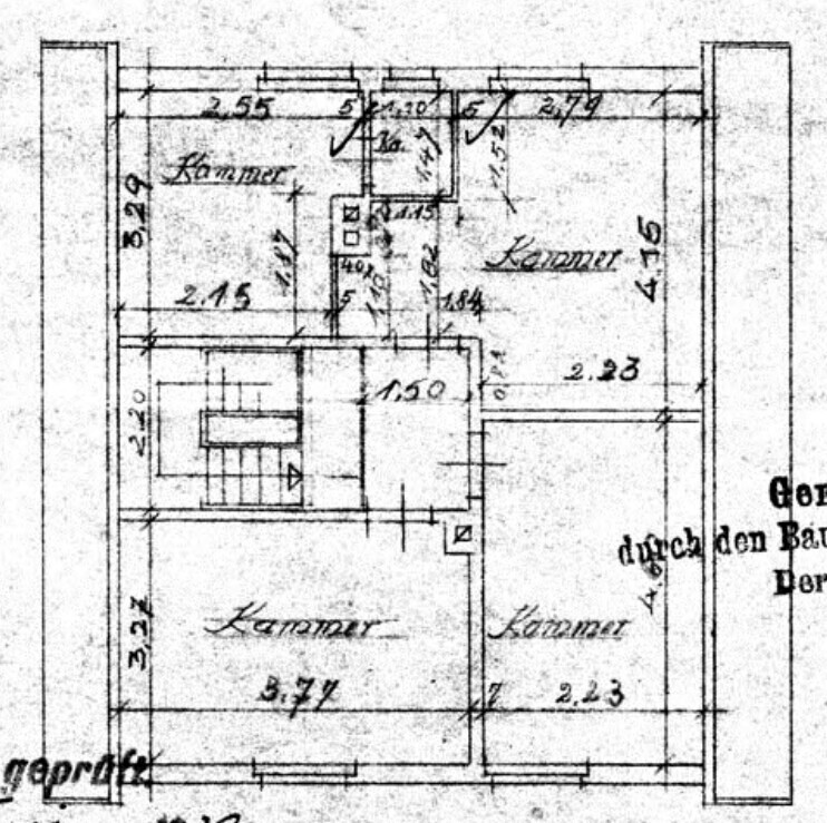 Schwarz-weiß Grundriss mit mehreren Kammern, Treppenhaus und Maßen.