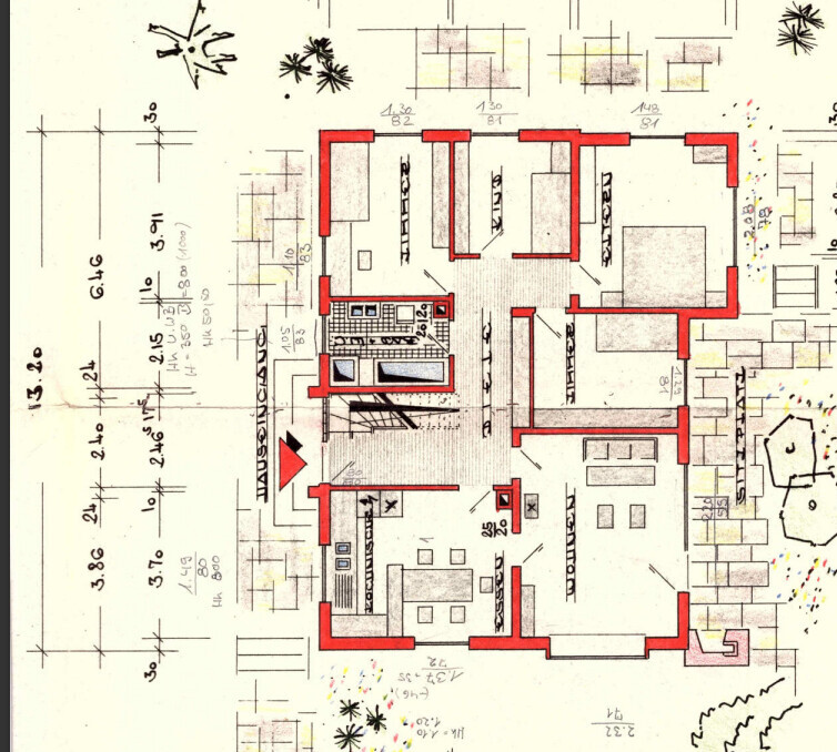 Grundriss eines Hauses mit roten Innenwänden, Möbeln und Maßangaben.