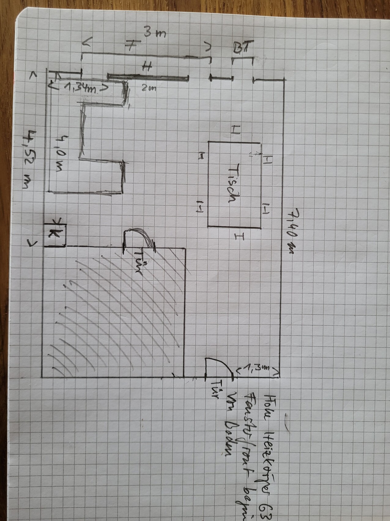 Handgezeichneter Grundriss eines Gebäudes mit Räumen, Türen und Maßen in Metern, auf kariertem Papier.