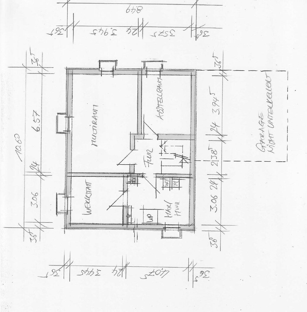 Handgezeichnete Grundriss-Skizze eines Hauses mit Wohnzimmer, Flur, Küche und Nebenzimmer.