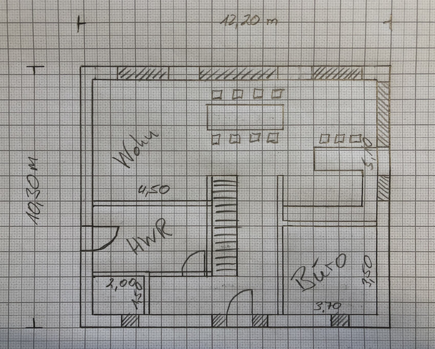 Rechteckiger Grundriss mit Wohnbereich links, Esstisch in der Mitte, Büro rechts, Treppenaufgang Mitte.