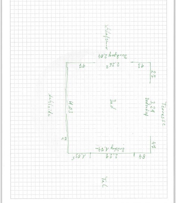Handgezeichnete Grundrissskizze eines Hauses auf Gitternetzpapier mit Raumaufteilung