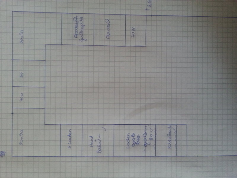 Handgezeichneter Grundriss eines Hauses mit beschrifteten Zimmern auf Graphpapier