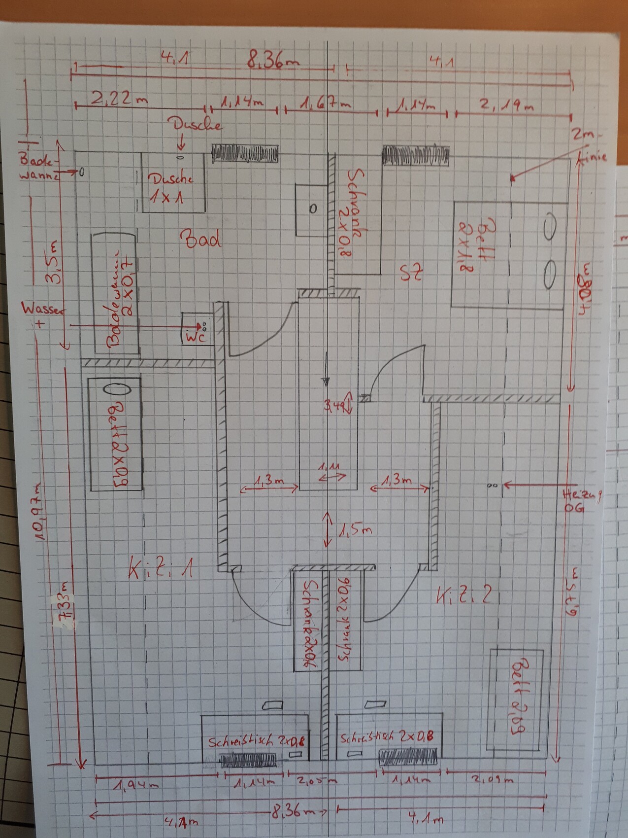 Grundriss einer Wohnung: zwei Schlafzimmer, Küche, Bad, WC, Flur, Maße in Metern.