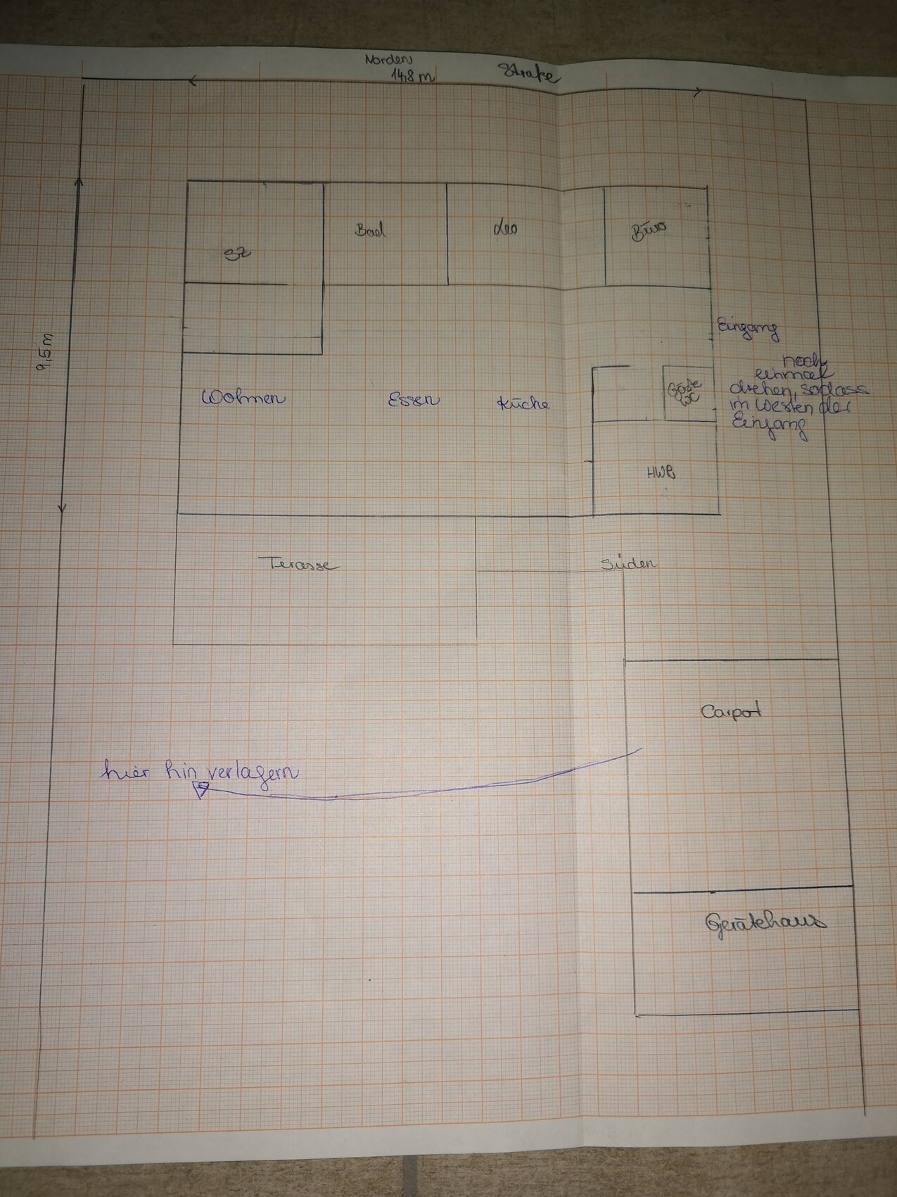 Handgezeichnete Grundrissskizze: Wohnen, Essen, Küche, Bad, Eingang, Terrasse, Carport.
