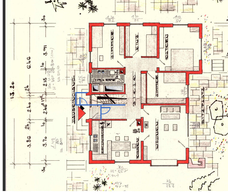 Grundriss eines Hauses mit roten Wänden, Innenräumen, Treppen und Möblierung.