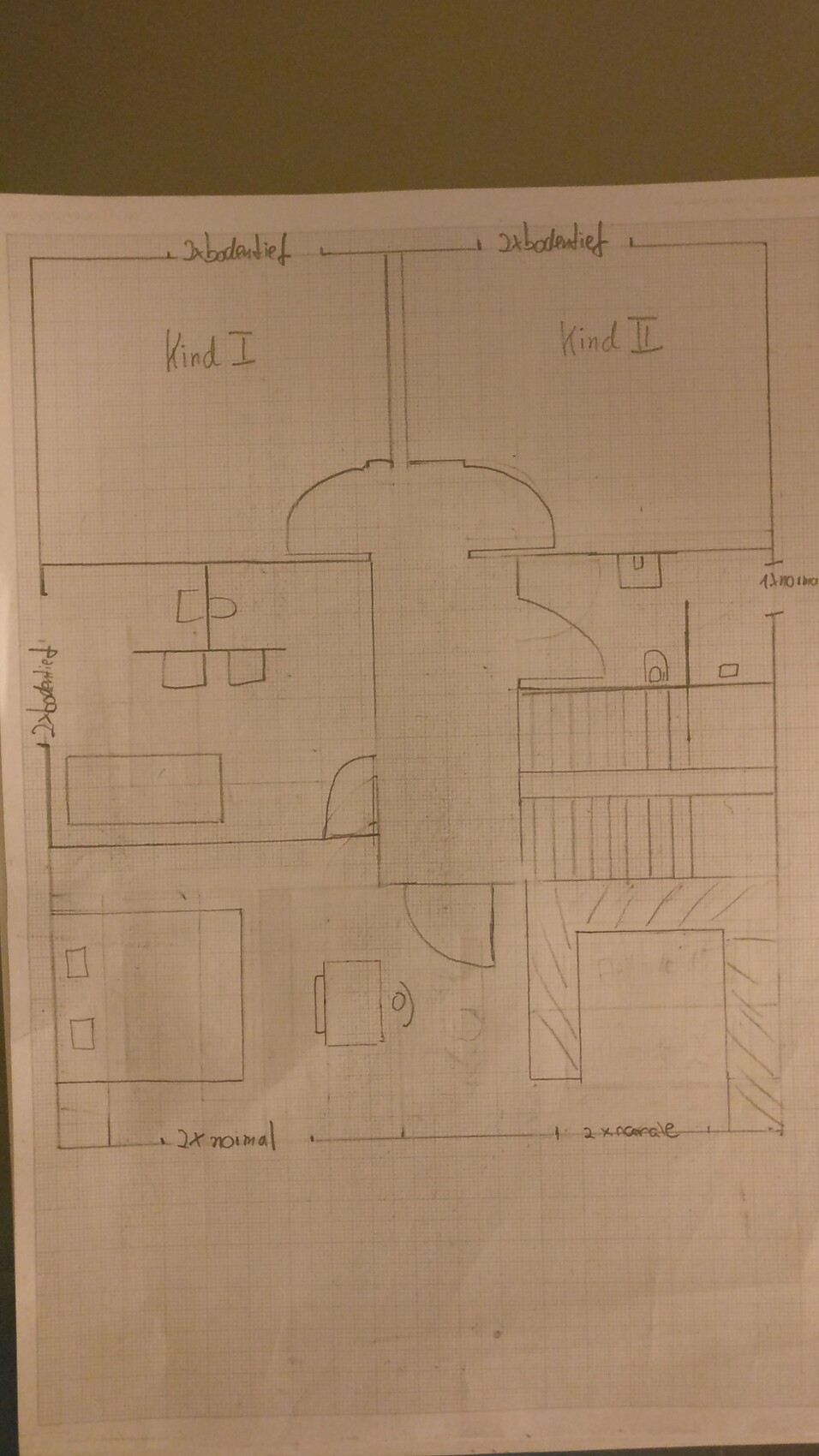 Grundriss eines Hauses: zwei Kind-Zimmer oben, zentraler Flur, Küche und Wohnzimmer unten.