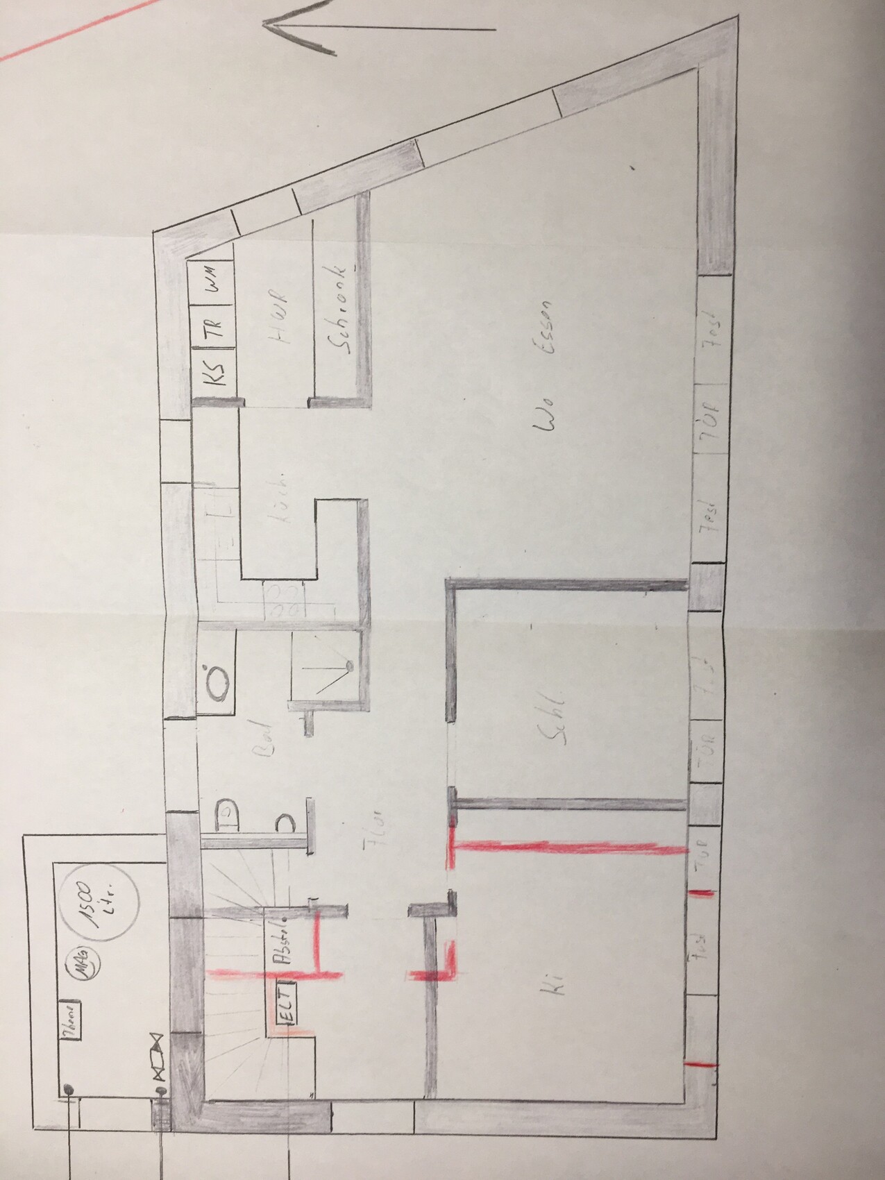 Handgezeichneter Hausgrundriss mit Räumen, Flur und Türen in Skizzenform