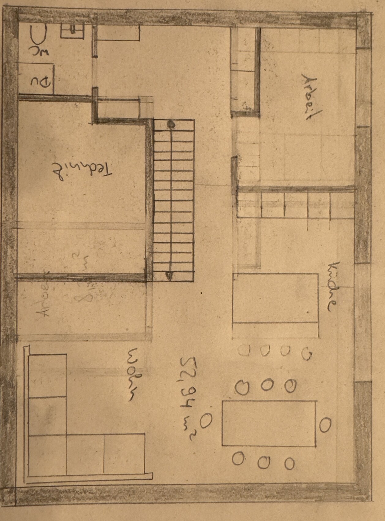 Handgezeichneter Grundriss: zentrale Treppe, mehrere Räume, Esstisch mit Stühlen.