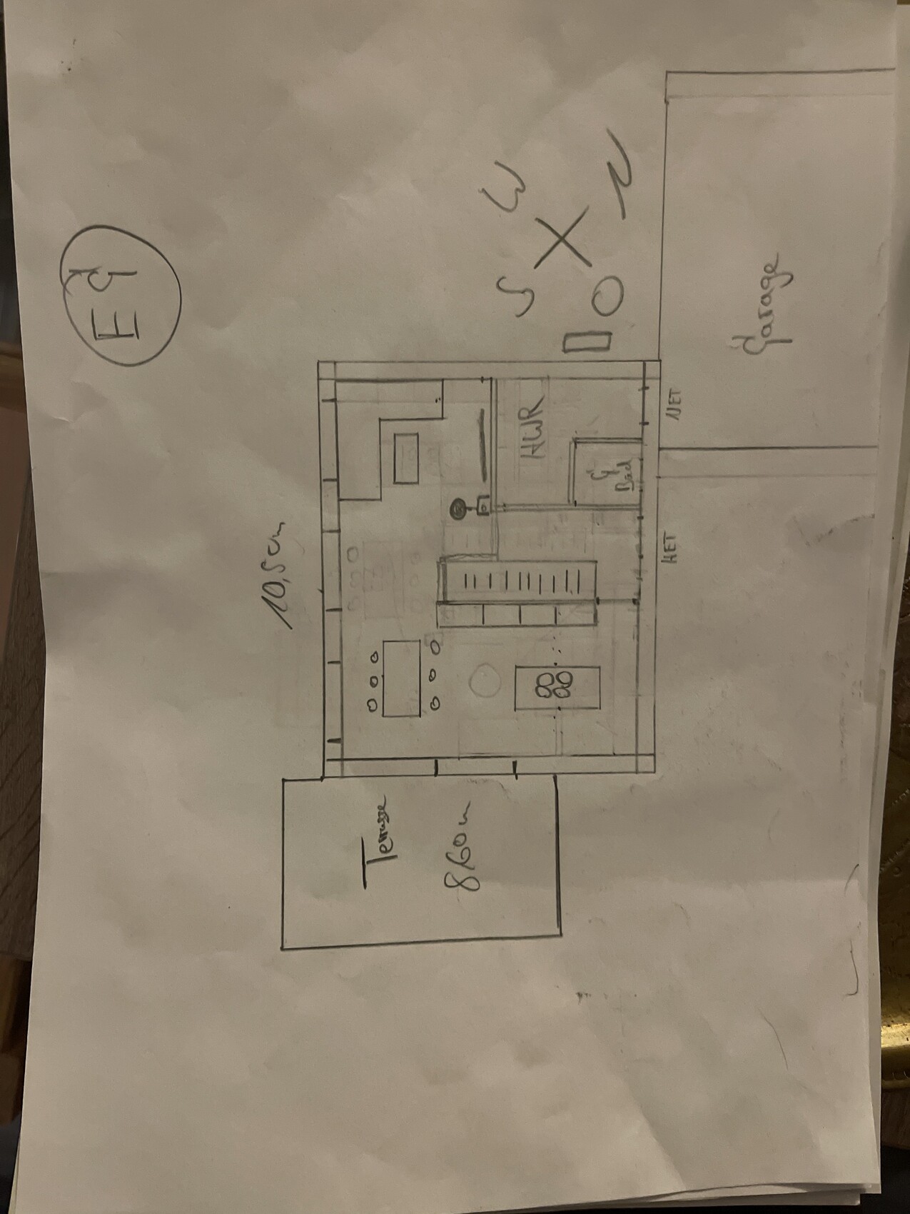Handgezeichnete Grundriss-Skizze eines Wohnhauses mit Flur, Küche, Bad, Wohnzimmer und Terrasse.