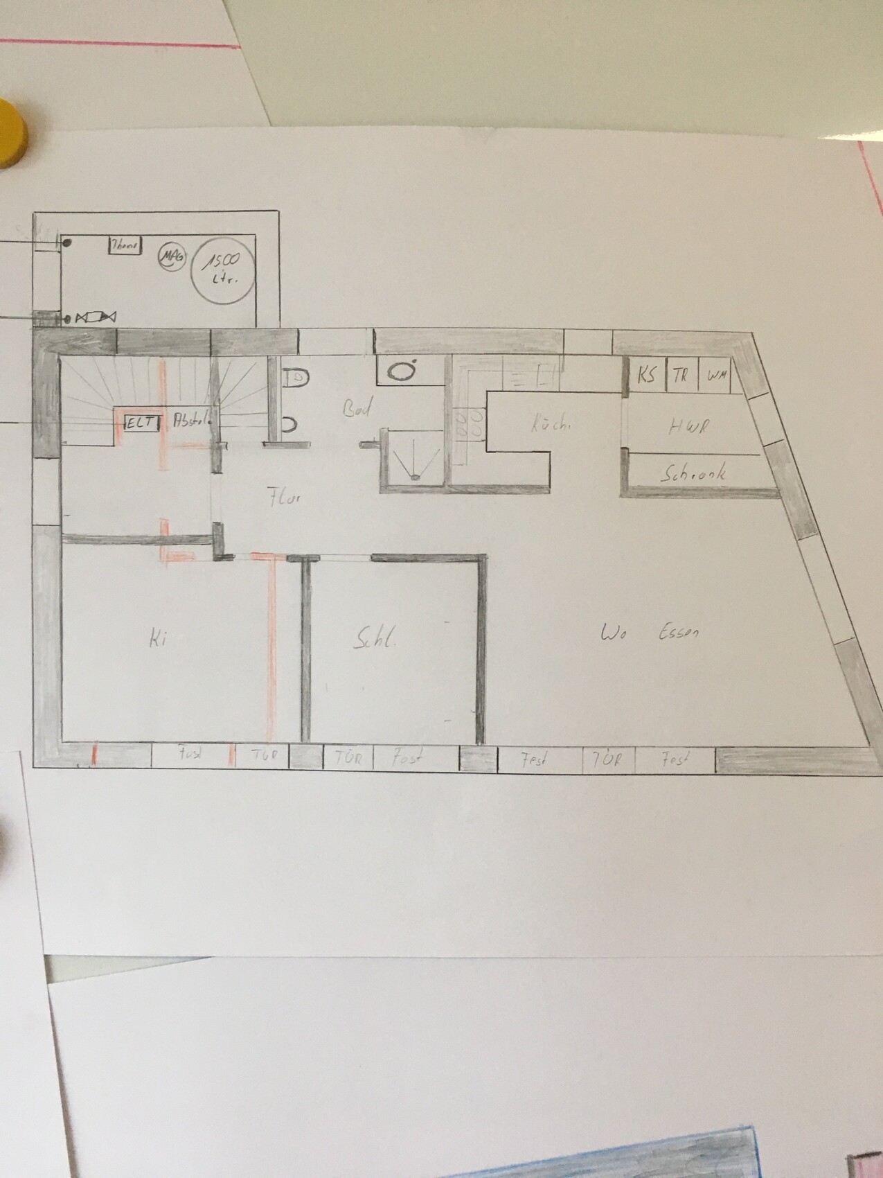 Handgezeichneter Grundriss der Wohnung: Flur, Bad, Küche, Wohn-/Essbereich, Schlaf- u. Kinderzimmer