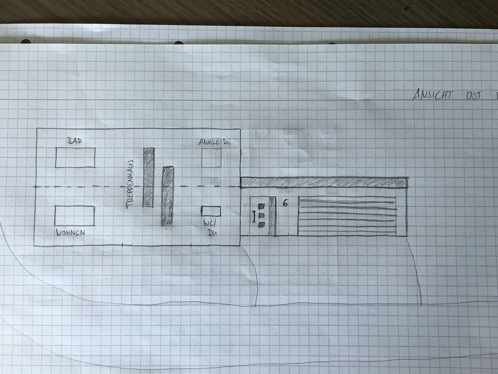 Grundriss: links Wohnzimmer und Bad, Mitte Treppenhaus, rechts Ankleide und WC, Anbau mit Garage.