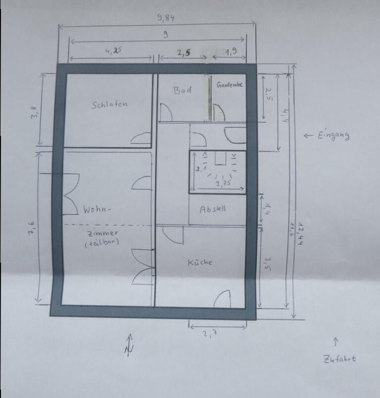 Grundriss einer Wohnung: Schlafen, Wohnen, Küche, Bad, Abstellraum, Garderobe, Eingang.