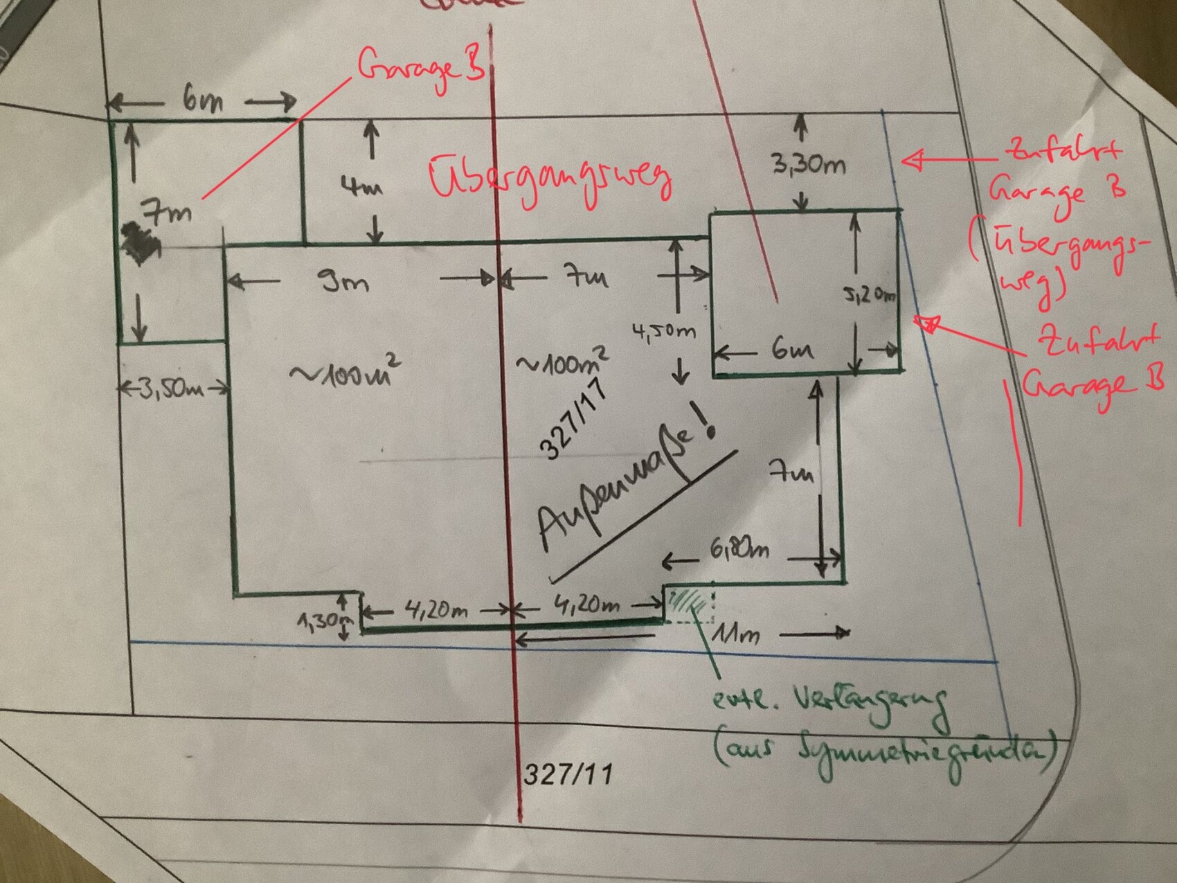 Handskizze eines Grundstücksplans mit Gebäuden, Wegen und Maßangaben; Zuweg zu Garage B.