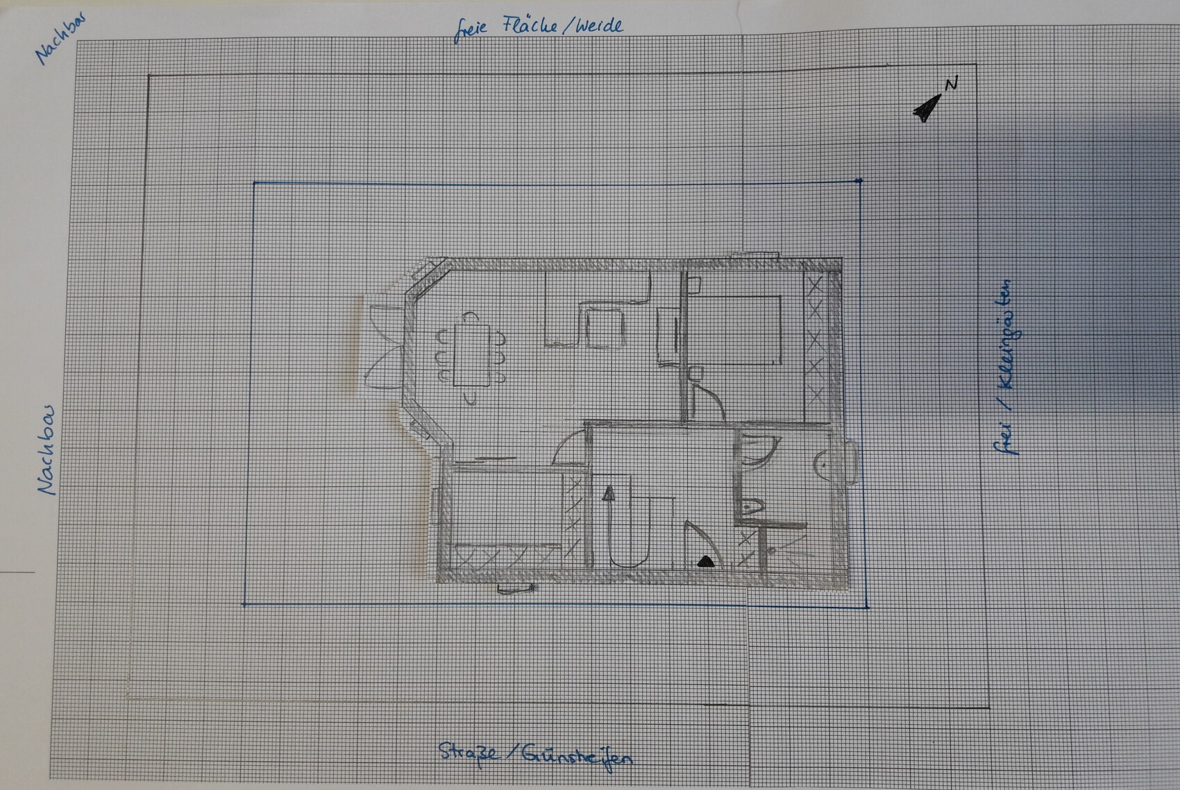 Grundriss eines Hauses von oben mit Wohnzimmer, Essbereich, Küche, Schlafzimmer, Bad und Außenbereich.
