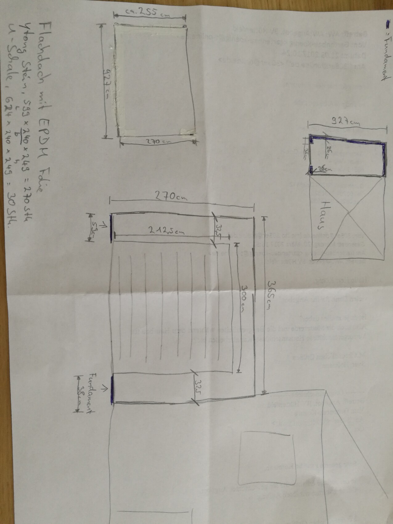 Handgezeichneter Grundriss eines Zimmers mit Maßangaben und Bettplatz.