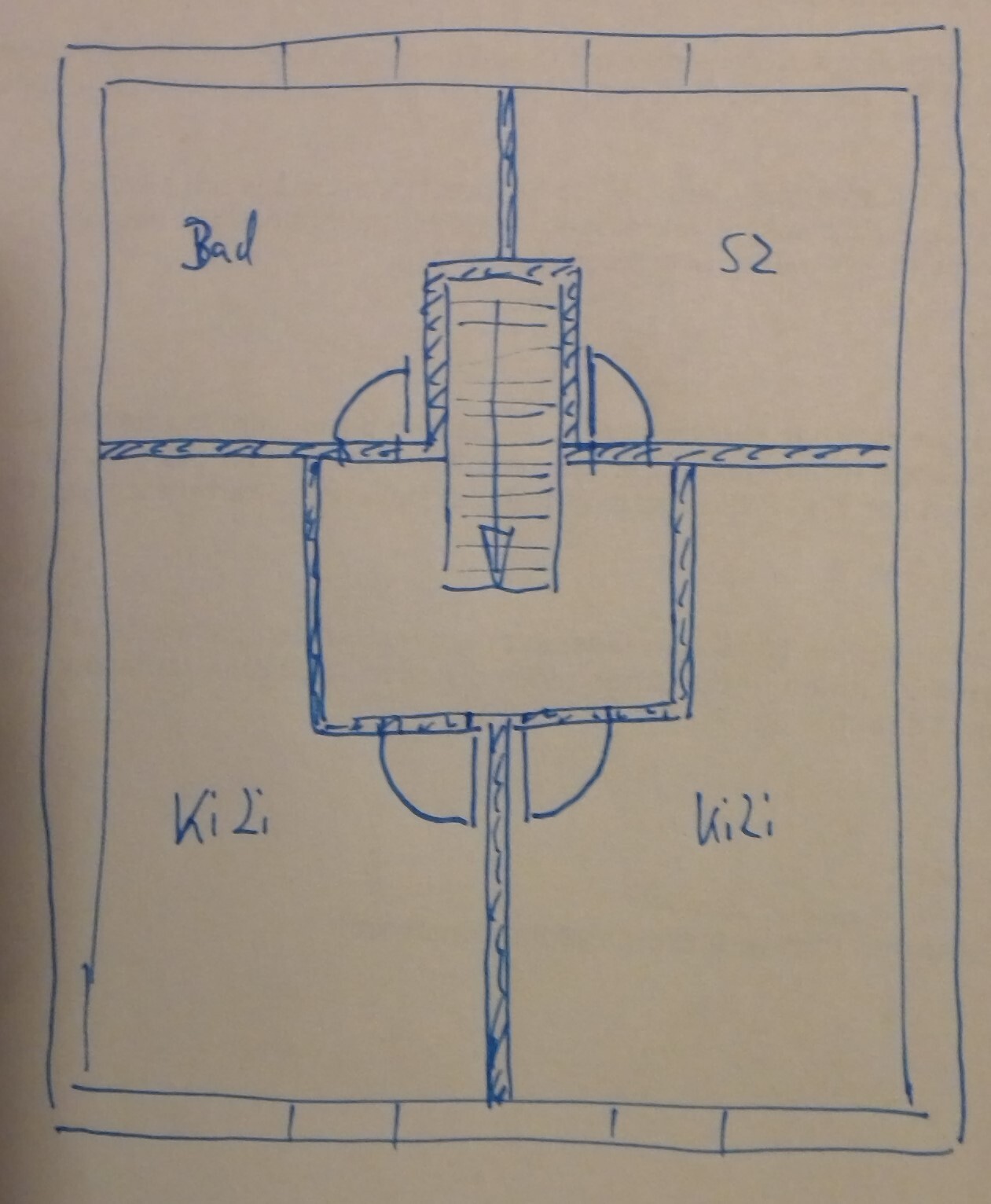 Grundriss-Skizze: Bad links, KiZi rechts; mittig verticaler Rohrschacht mit Abdeckung.