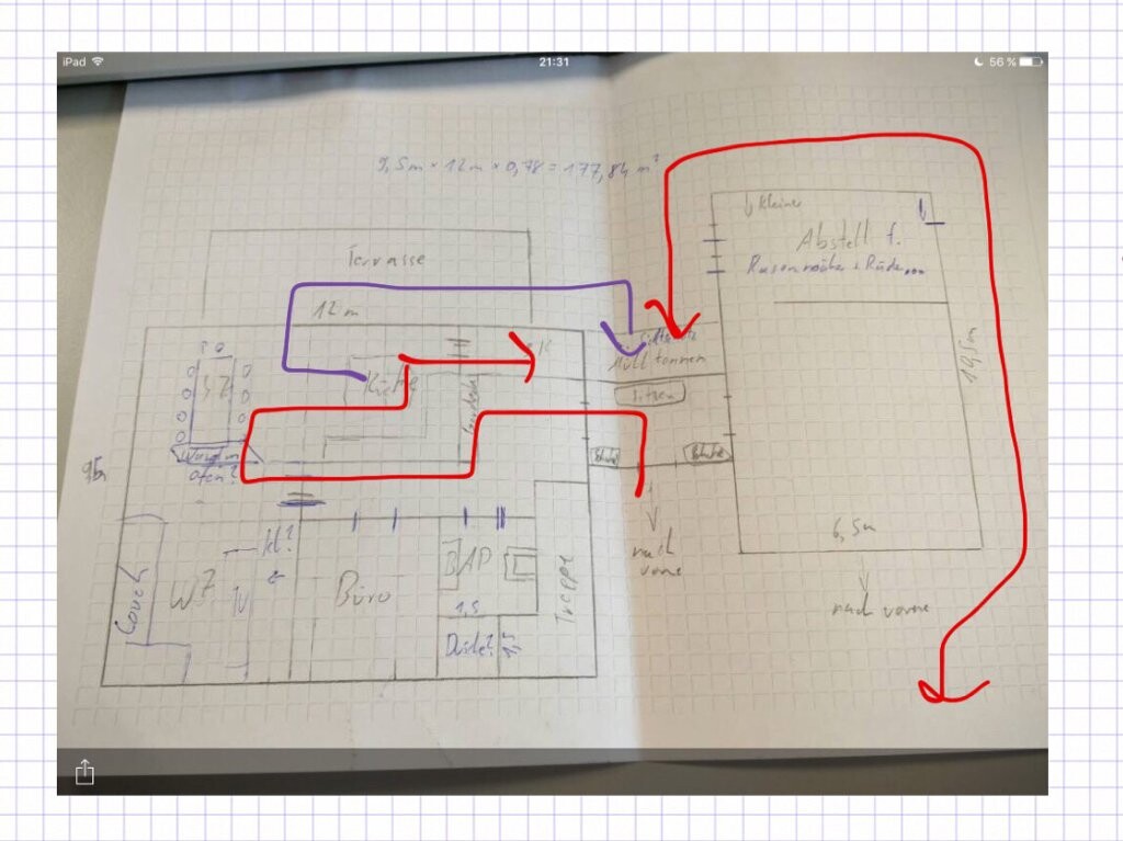 Skizze eines Grundrisses mit roten und purpurfarbenen Pfeilen auf Notizpapier.