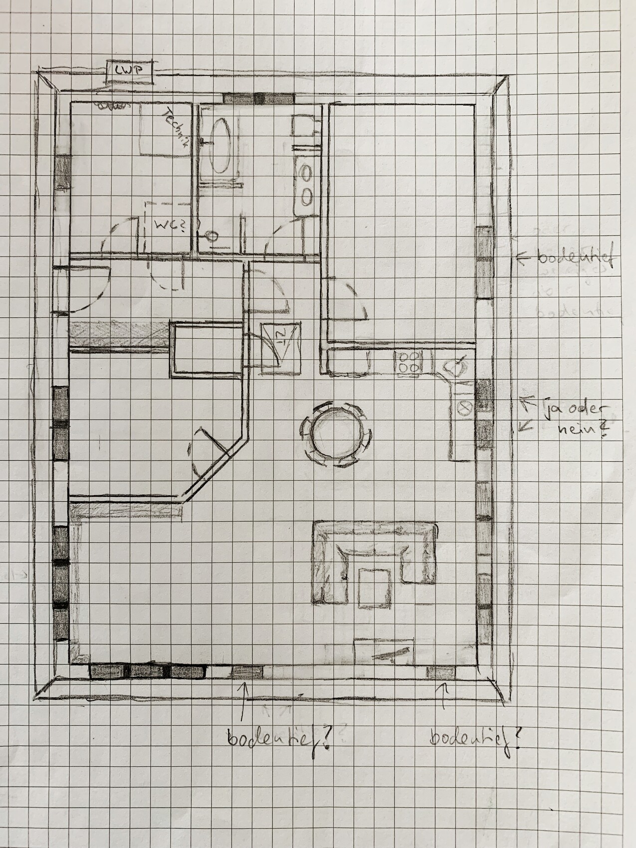 Handgezeichneter Grundriss eines Apartments: Wohnzimmer mit Sofa und rundem Tisch, Küche, Bad, Flure.