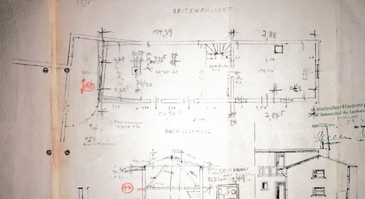 Handgezeichneter Grundrissplan eines Hauses mit Treppe und Obergeschoss