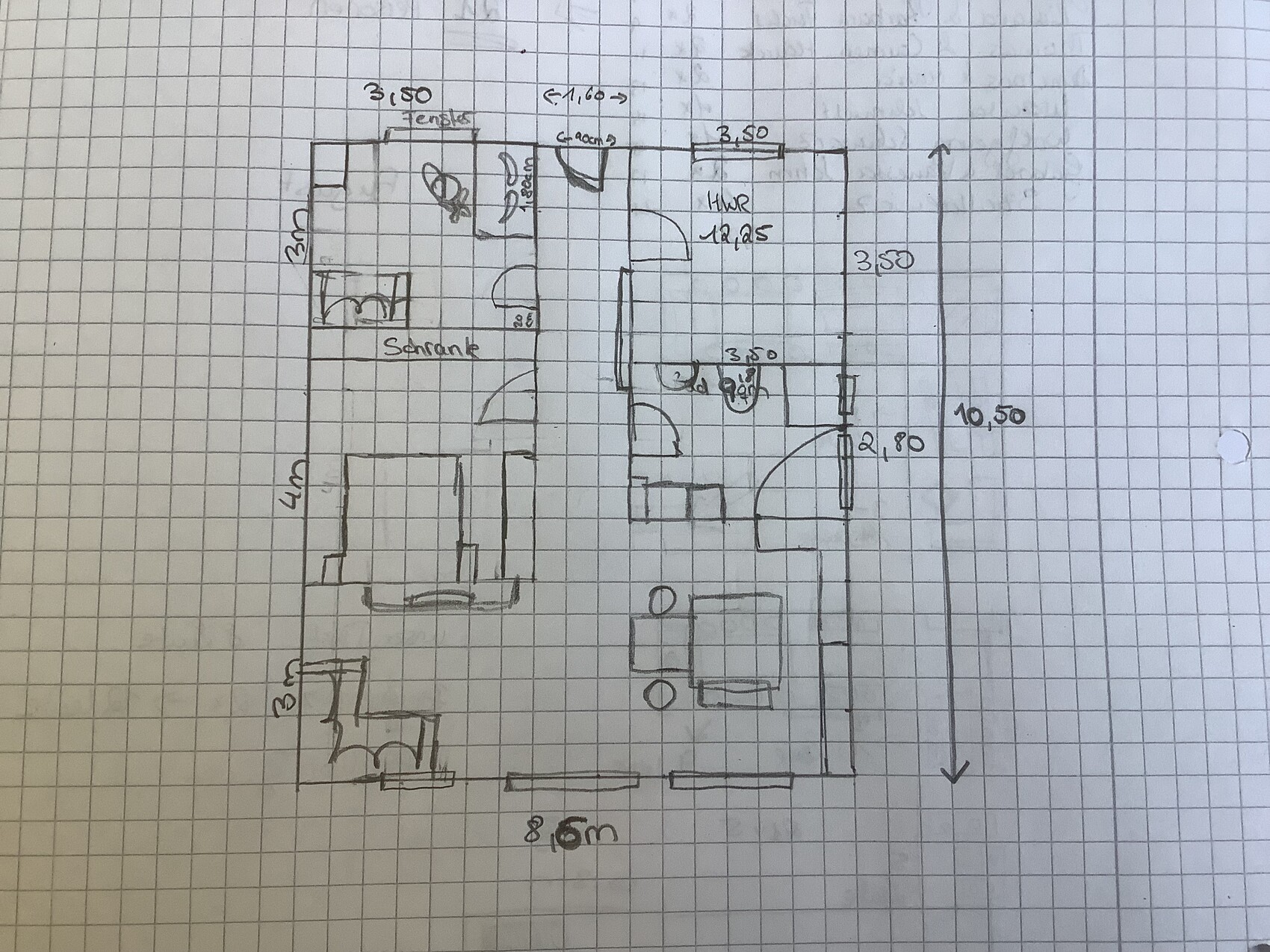 Handgezeichneter Grundriss eines Wohnraums mit Türen, Möbeln und Maßen auf kariertem Papier.