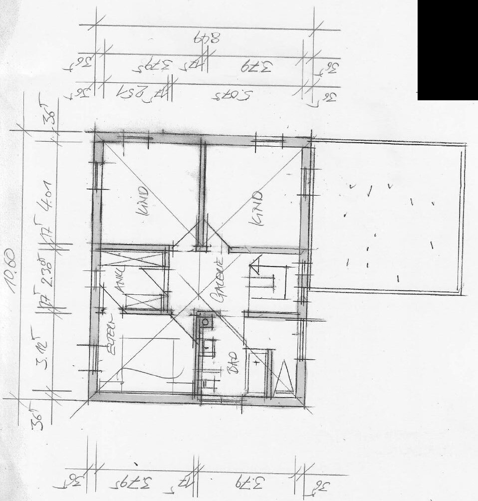 Handgezeichnete Grundriss-Skizze eines Hauses mit Flur, mehreren Zimmern, Bad und Terrasse.