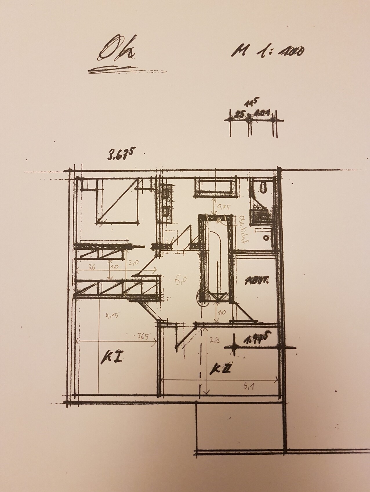 Handgezeichnete Wohnhaus-Grundriss-Skizze mit Treppen und Räumen