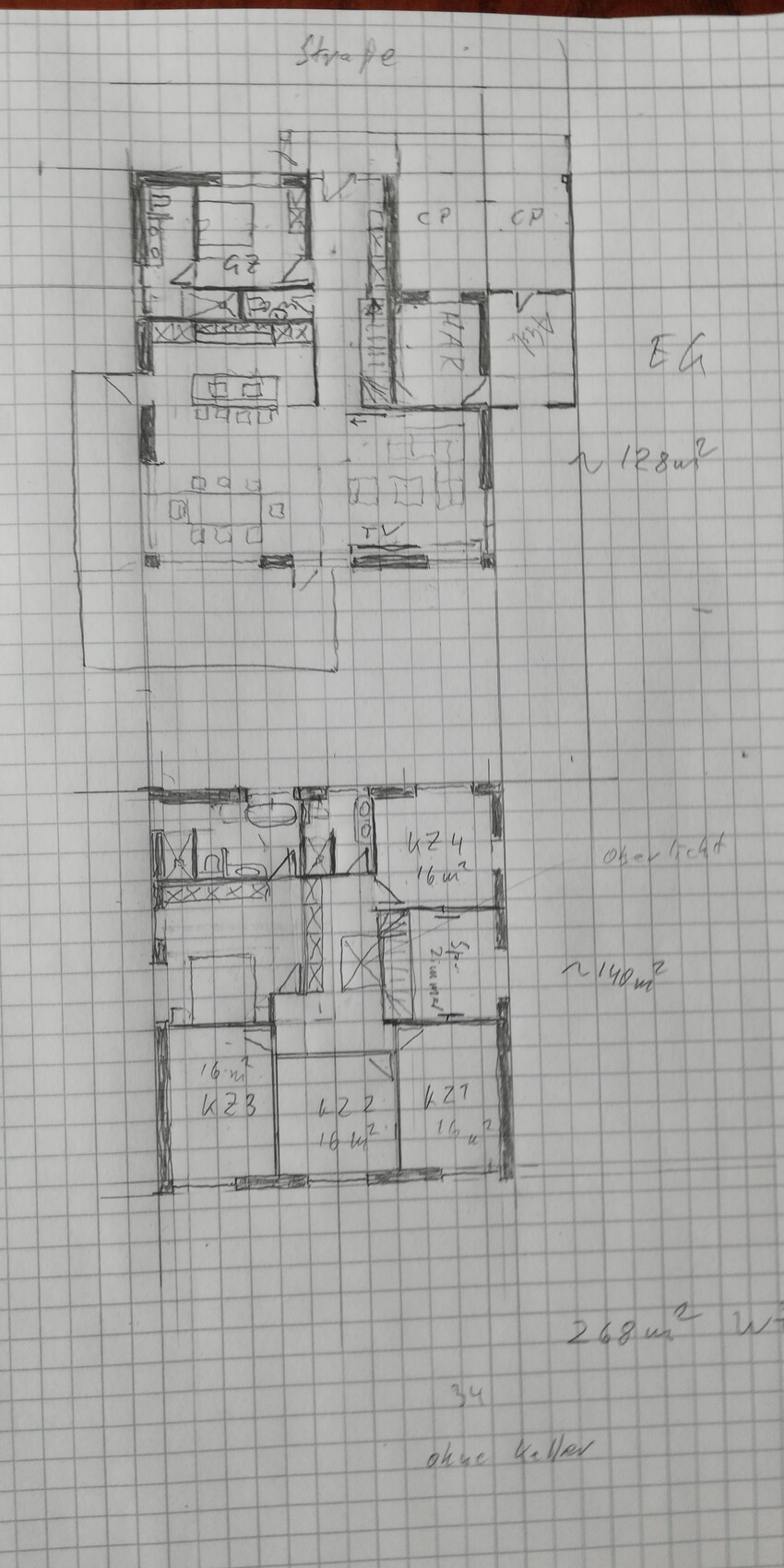 Handgezeichneter Grundriss eines zweigeschossigen Hauses mit Möbeln, Türen und Treppen.