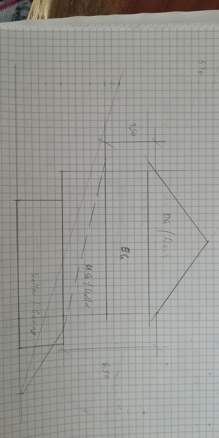 Technische Geometrie-Skizze: Linien, Rechtecke und Dreiecke auf kariertem Papier.